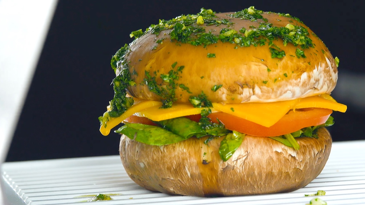 recouvrir le sandwich de pesto