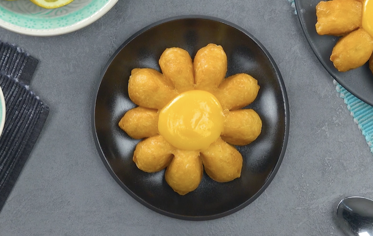 Pains frits avec de la crème au citron