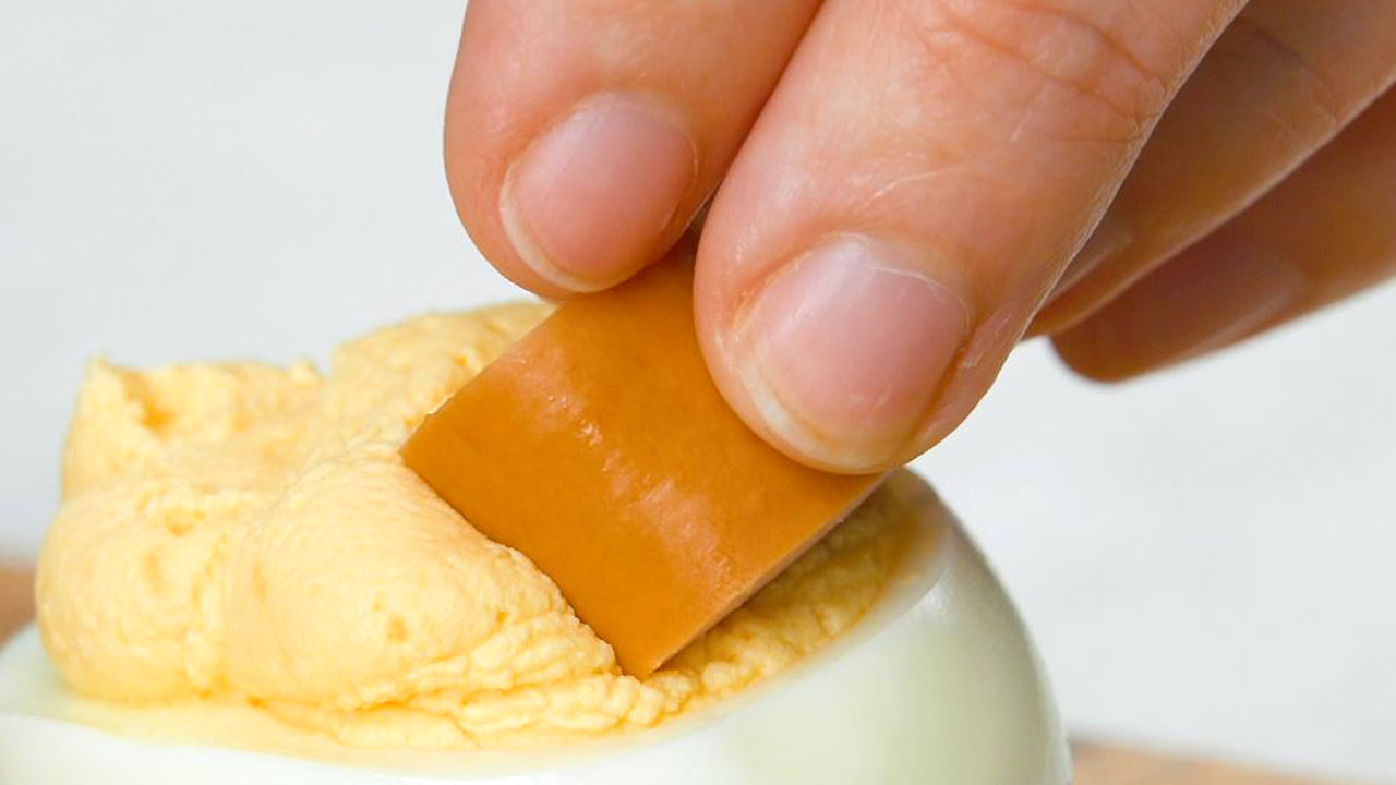 mettre la saucisse dans la crème