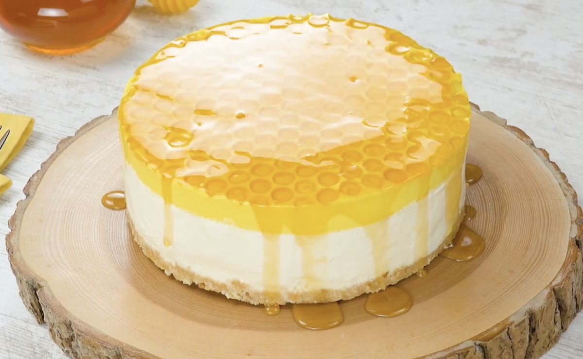 gâteau au fromage frais avec du miel