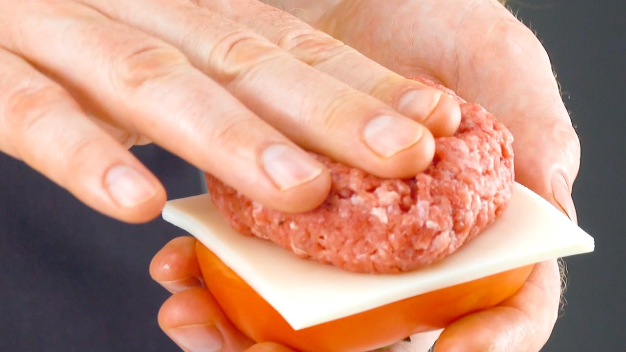 mettre la viande et le fromage sur la tomate