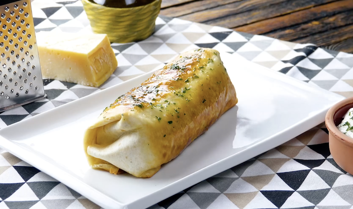 burritos de spaghettis dans un plat prêt à être dégusté 