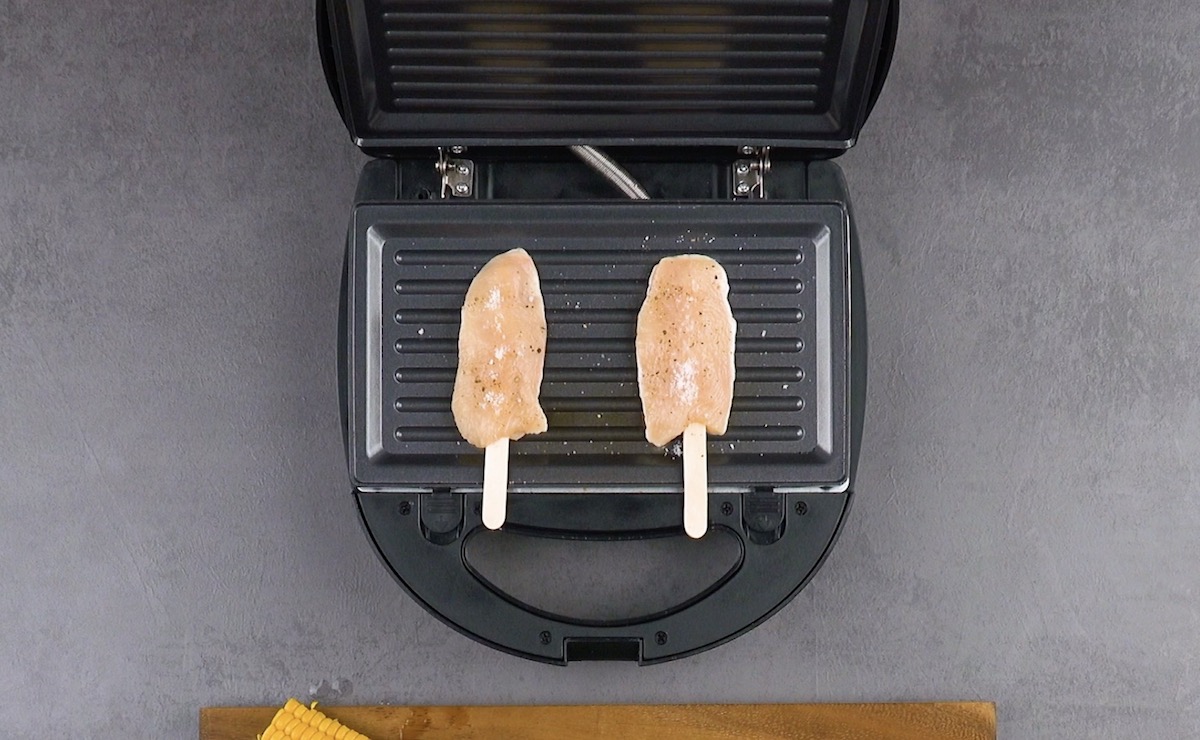 ajouter le poulet et mettre le tout dans un appareil à croque monsieur