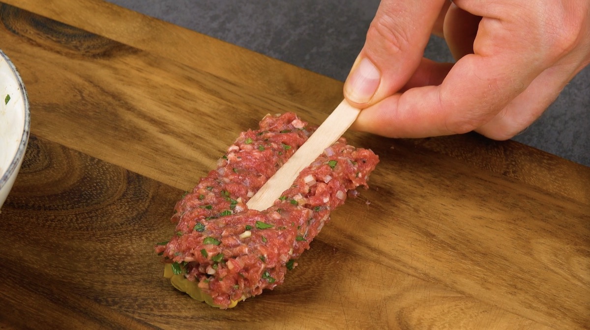 mettre la viande hachée sur le maïs